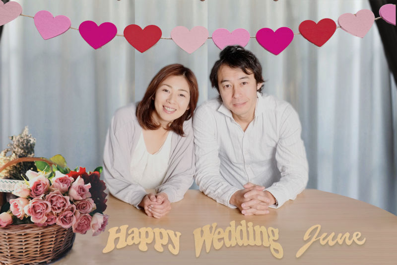 ウッドバナーのHappyとWeddingとJuneを組み合わせて写真撮影